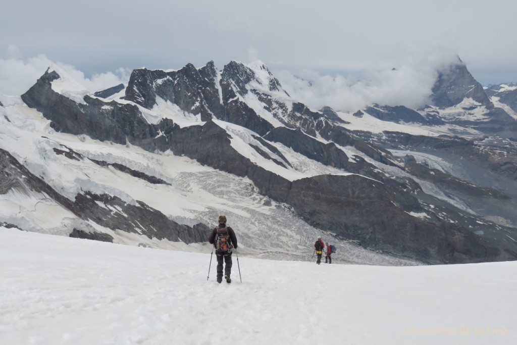 Bajando por el Glaciar del Monte Rosa, delante el Breithorn, a la izquierda el Pollux y a la derecha el Cervino medio cubierto